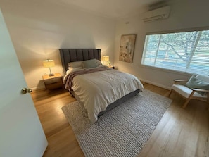 4 bedrooms, iron/ironing board, free WiFi, bed sheets