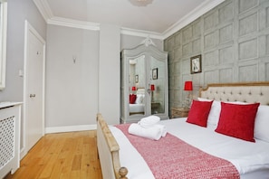 1 habitación, tabla de planchar con plancha, wifi y ropa de cama 