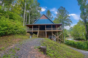 Front of property - Whispering Whiskey (Sevierville)