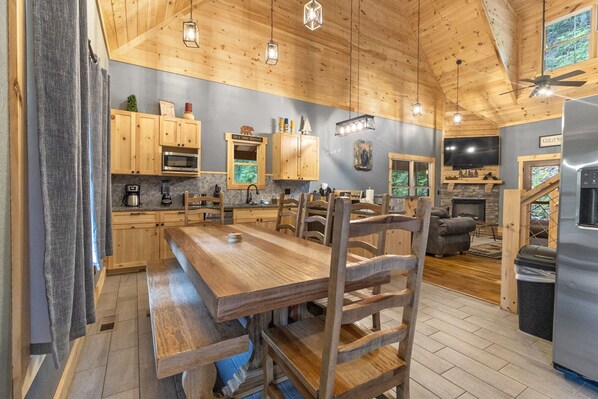 Signature House, 3 Bedrooms, Hot Tub, Marina View | In-room dining - Whispering Whiskey (Sevierville)