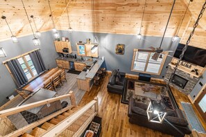 Maison Signature, 3 chambres, bain à remous, vue marina | Salle de séjour | TV connectée de 55 pouces avec chaînes numériques, cheminée