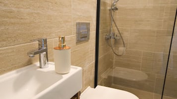 Kolmen hengen perhehuone, parveke | Kylpyhuone | Suihku, pyyhkeet, saippua, sampoo