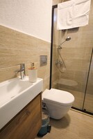 Ducha, toallas, jabón, shampoo