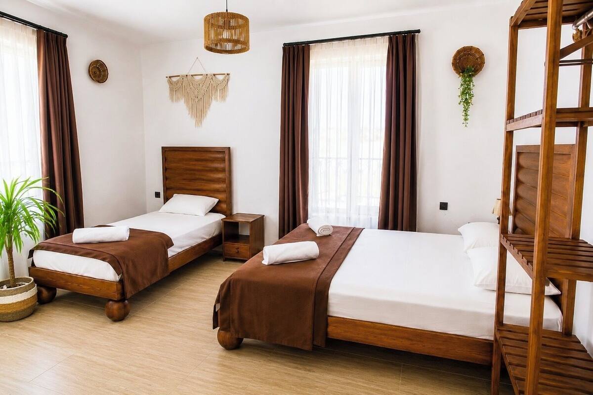 Habitación triple familiar, vista al jardín (Standart Oda, Üç Kişilik, Balkonlu) | Sábanas de algodón egipcio, ropa de cama de alta calidad y minibar 