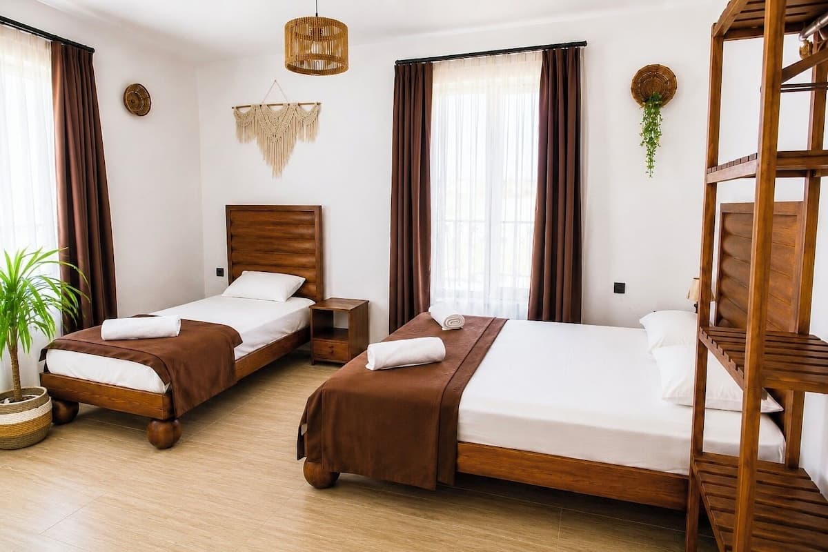 Minibar, wifi gratis y ropa de cama