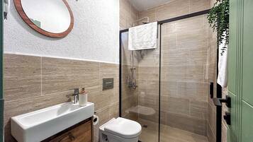 Standard Room, Balcony | Bathroom | Shower, towels, soap, shampoo
