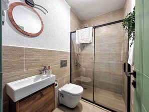 Habitación estándar, balcón | Baño | Ducha, toallas, jabón y champú