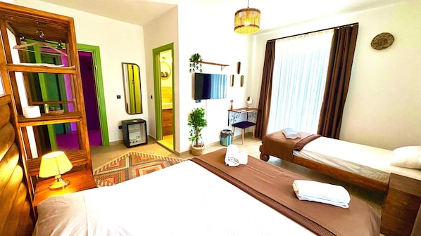 Habitación triple familiar, vista al jardín (Standart Oda, Üç Kişilik, Balkonlu) | Sábanas de algodón egipcio, ropa de cama de alta calidad y minibar 
