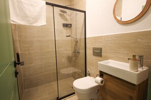 Quarto casal standard | Banheiro | Chuveiro, toalhas de banho, sabonete, shampoo