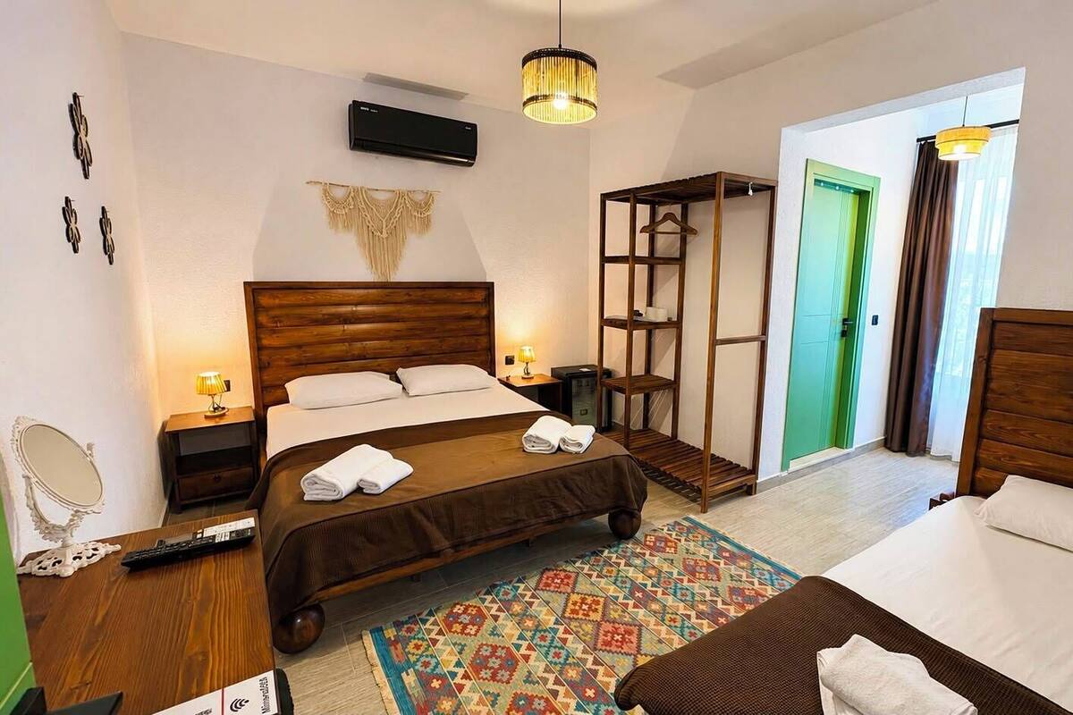 Habitación triple Deluxe, vista al jardín | Sábanas de algodón egipcio, ropa de cama de alta calidad y minibar 