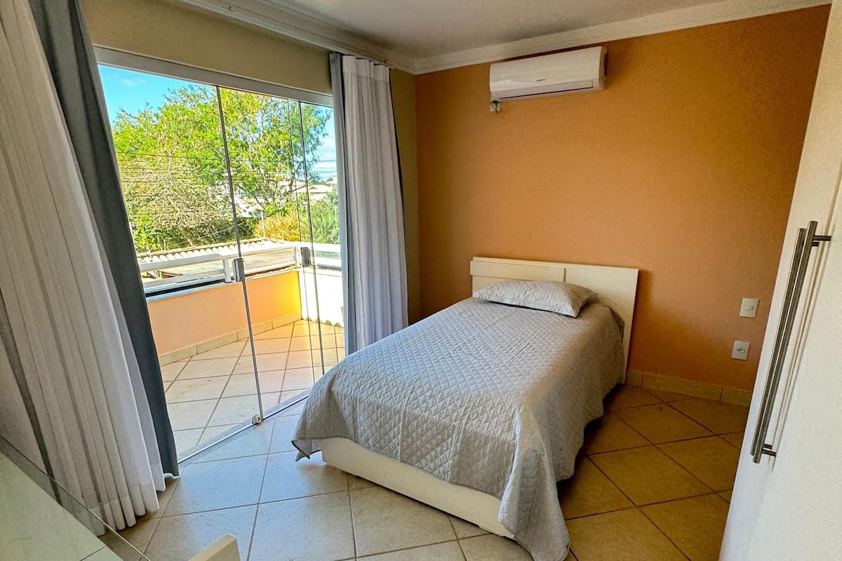 Deluxe-Doppelzimmer, Balkon, Poolblick | Kostenloses WLAN, Bettwäsche