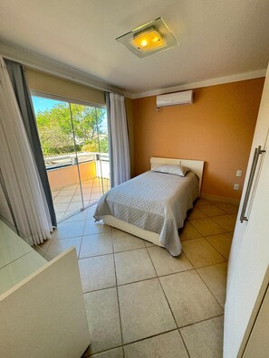 Habitació doble Deluxe, balcó, vistes a la piscina | Wifi gratuïta i roba de llit