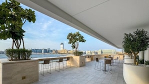 Terrace/patio - KeyRock - Palm View Apt with Pool (Dubai)