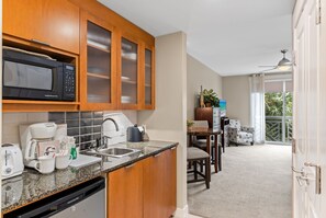 Kühlschrank, Mikrowelle, Wasserkocher mit Kaffee-/Teezubehör, Toaster