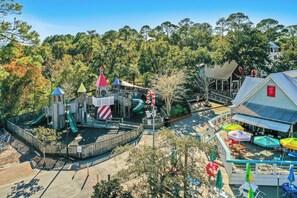 Outdoor dining - Bahia Studio at Baytowne Wharf! Overlooks Tropical Pool, Hot Tub, Beach Tram! (Miramar Beach)