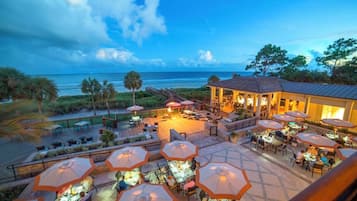 Un hôtel situé en bord de mer, doté d’un espace extérieur avec des sièges et d’un patio couvert.