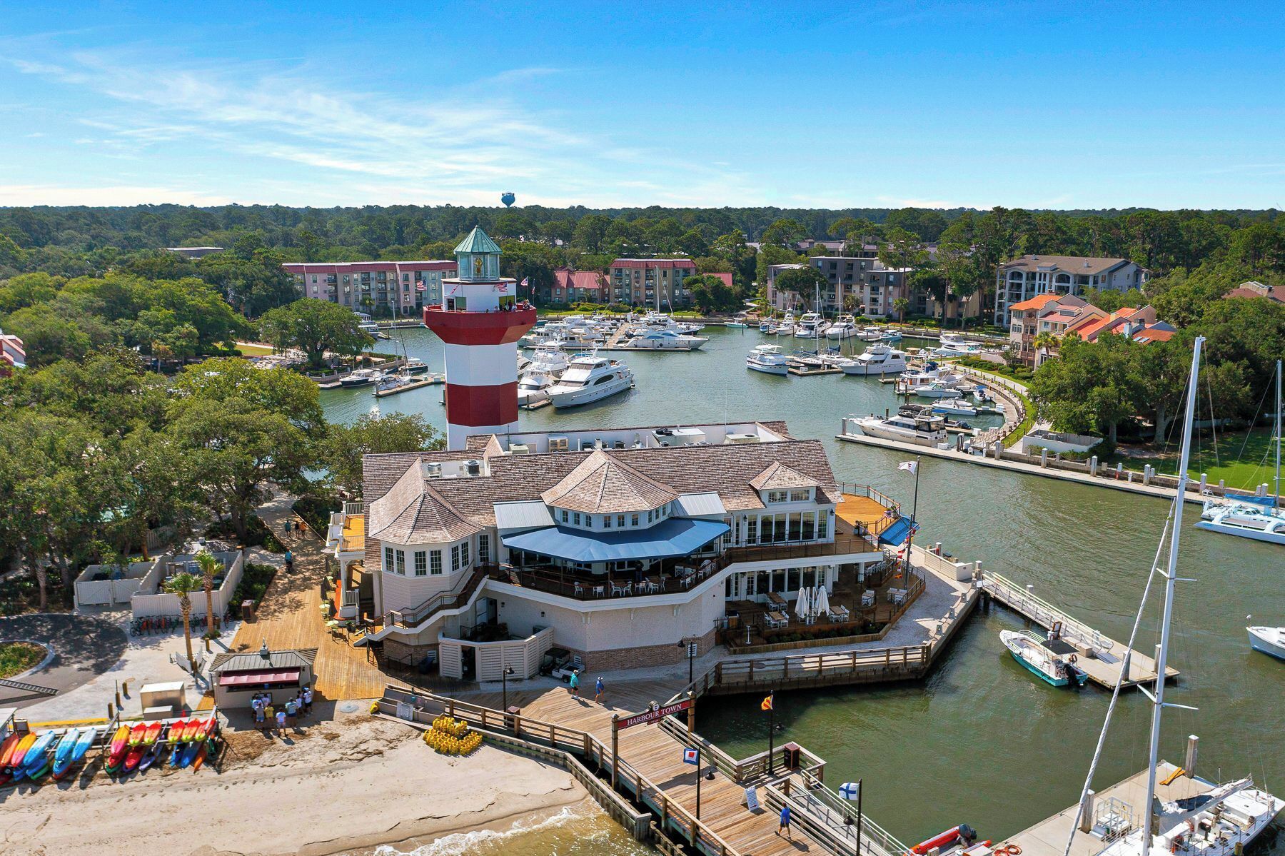 Une propriété située au bord de l’eau, comprenant un phare, une marina et des bateaux amarrés.