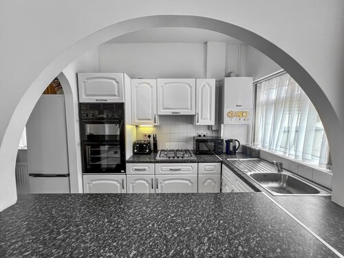 ⭑ Stylish House Near Hospital with Free Parking ⭑