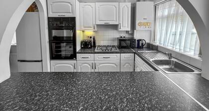 ⭑ Stylish House Near Hospital with Free Parking ⭑
