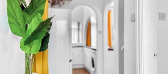 ⭑ Stylish House Near Hospital with Free Parking ⭑