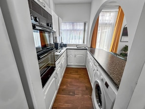 Private kitchen - ⭑ Stylish House Near Hospital with Free Parking ⭑ (Stoke-on-Trent)