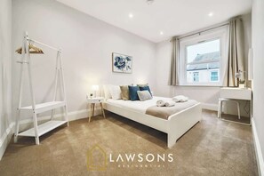 6 habitaciones, tabla de planchar con plancha, cuna de viaje y wifi 