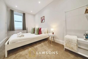 6 habitaciones, tabla de planchar con plancha, cuna de viaje y wifi