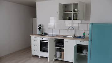 Een koelkast, een oven, een kookplaat, een koffiezetapparaat/waterkoker