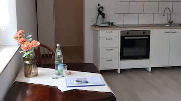 Refrigerador, horno, placa de cocina, cafetera/tetera