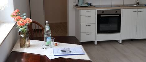 Jääkaappi, uuni, liesi, kahvin-/teenkeitin