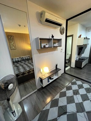 Condo, 1 Bedroom, Accessible, Private Pool - Octopus Suite on Highrise, Skytrain, Fast Wifi and AC (Bangkok)