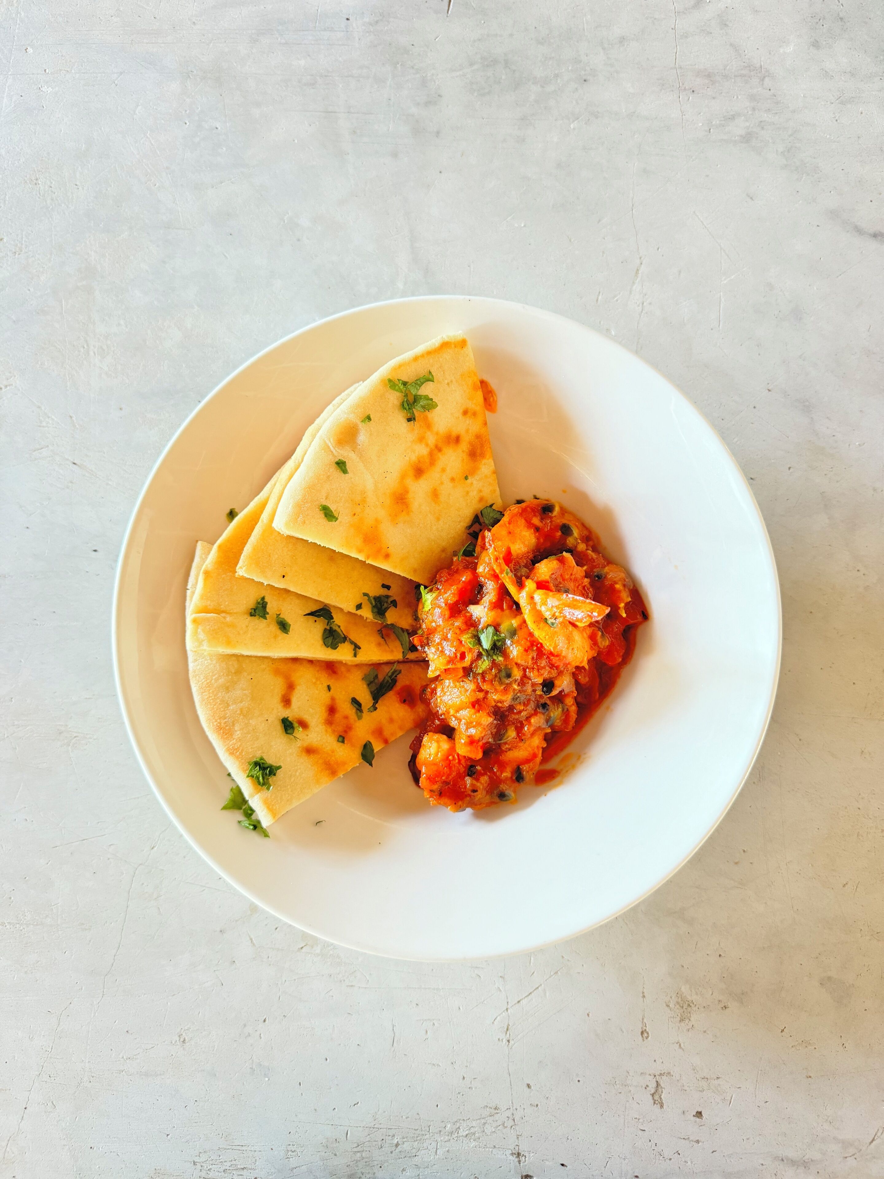 Une assiette de quesadillas accompagnée d’un plat à base de tomates.