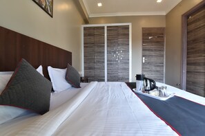 Doppia Deluxe, vista città | Tende oscuranti, insonorizzazione, ferro/asse da stiro, Wi-Fi gratuito