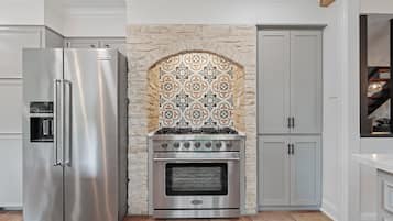 Microondas, horno, parrilla de estufa y lavavajillas