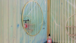Bathroom amenities
