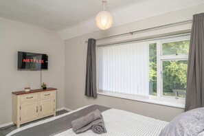 3 bedrooms, iron/ironing board, WiFi, bed sheets