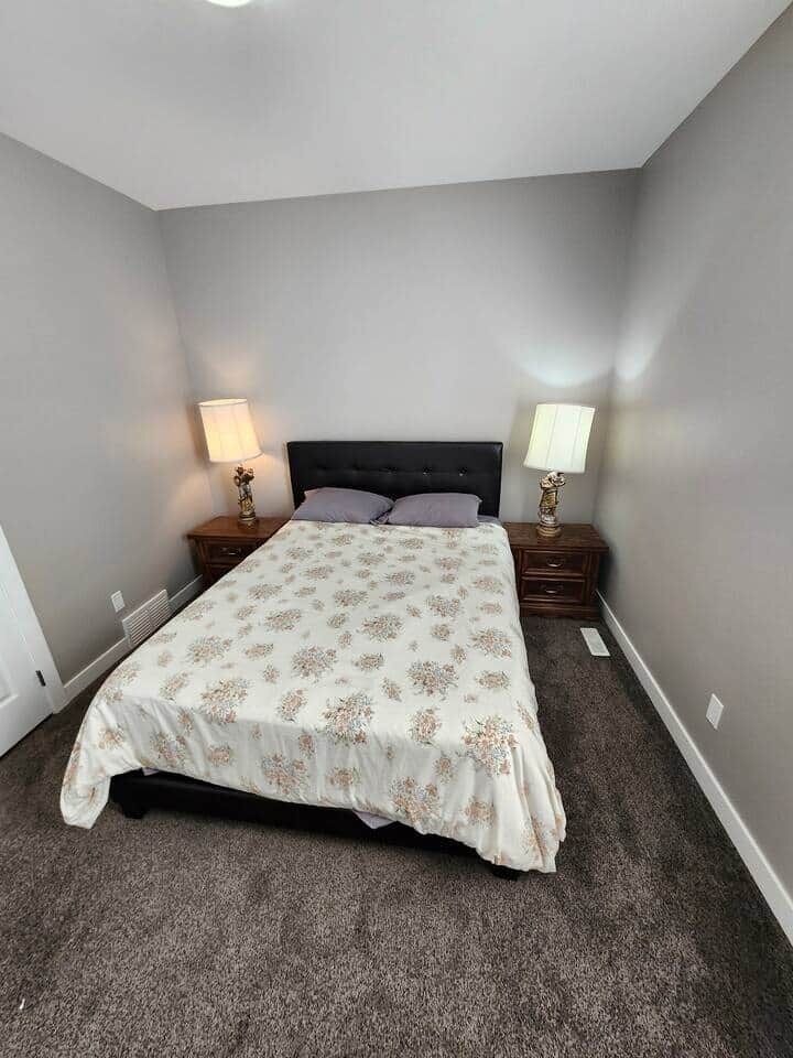 3 habitaciones, tabla de planchar con plancha, wifi y ropa de cama 