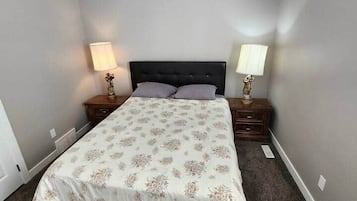 3 habitaciones, tabla de planchar con plancha, wifi y ropa de cama