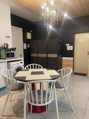 Apartment, 2 Bedrooms, Accessible, City View | Dining room