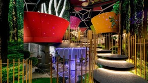 Ein moderner Innenraumgarten mit einem zentralen Wasserspiel, umgeben von Bambuszaun und beleuchtet durch dezentes Licht.