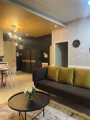 Apartment, 2 Bedrooms, Accessible, City View | Living room