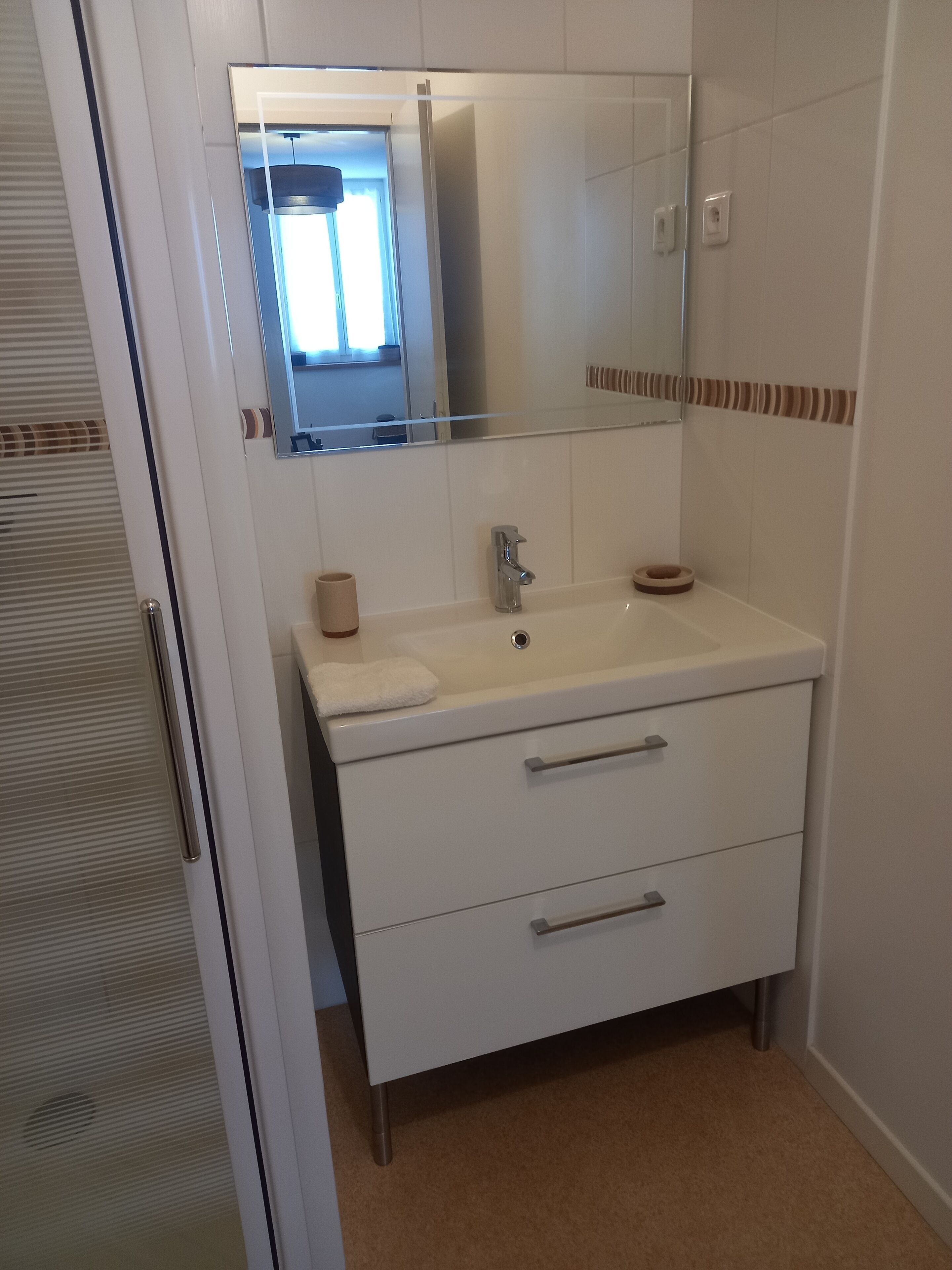 Douche, sèche-cheveux, serviettes fournies, savon