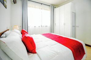 2 quartos, escrivaninha, ferros/tábuas de passar roupa
