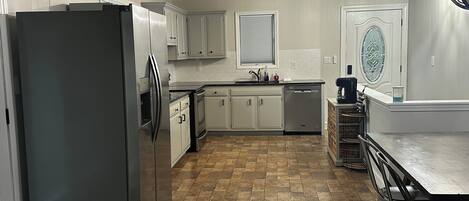 Køleskab, mikrobølgeovn, ovn, kogeplade