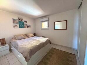 1 bedroom, bed sheets
