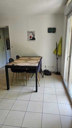 Interior - Rest, Relax (Nailloux)