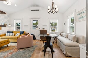 Smart TV, fireplace, books - Bubbles Up: Hot Tub, Dog Friendly (Pacific Beach)