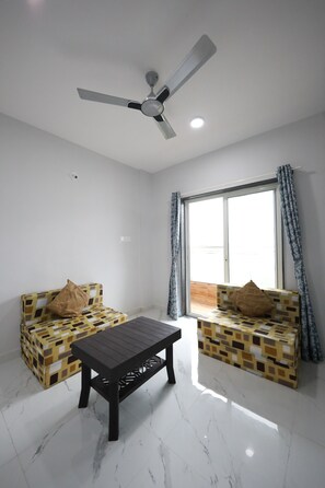 Premium Suite, Balcony, Garden View | Living area