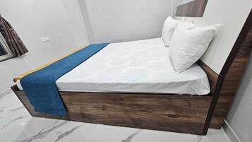 Phòng Suite Deluxe, ban công, quang cảnh vườn | Bộ trải giường bằng vải cotton Ai Cập, bộ đồ giường cao cấp