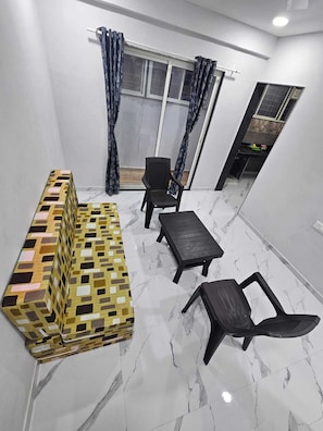 Deluxe Suite, Balcony, Garden View | Living area
